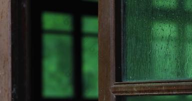 江南园林窗雨季下雨雨滴空镜
